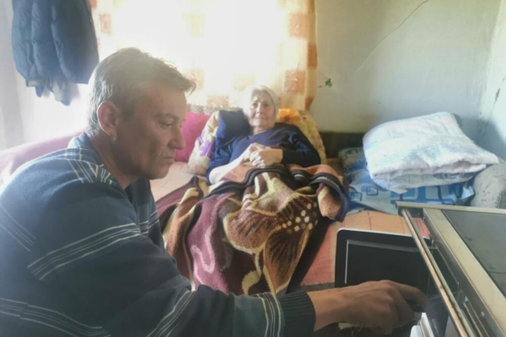 DEJAN SAM BRINE O BOLESNOJ MAJCI, VODU DONOSIO NA LEĐIMA: Nije ni sanjao da će mu HUMANOST pokucati na vrata! FOTO