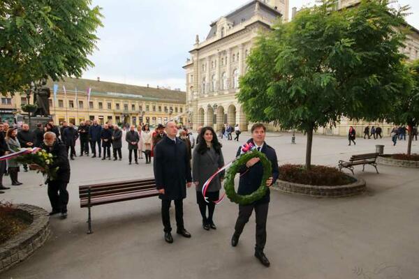 GRAD NOVI SAD OBELEŽIO PRESAJEDINJENJE VOJVODINE: Gradonačelnik sa delegacijom položio vence! (FOTO)