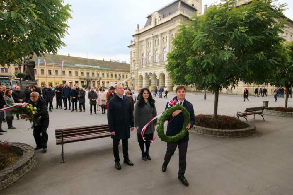 GRAD NOVI SAD OBELEŽIO PRESAJEDINJENJE VOJVODINE: Gradonačelnik sa delegacijom položio vence! (FOTO)