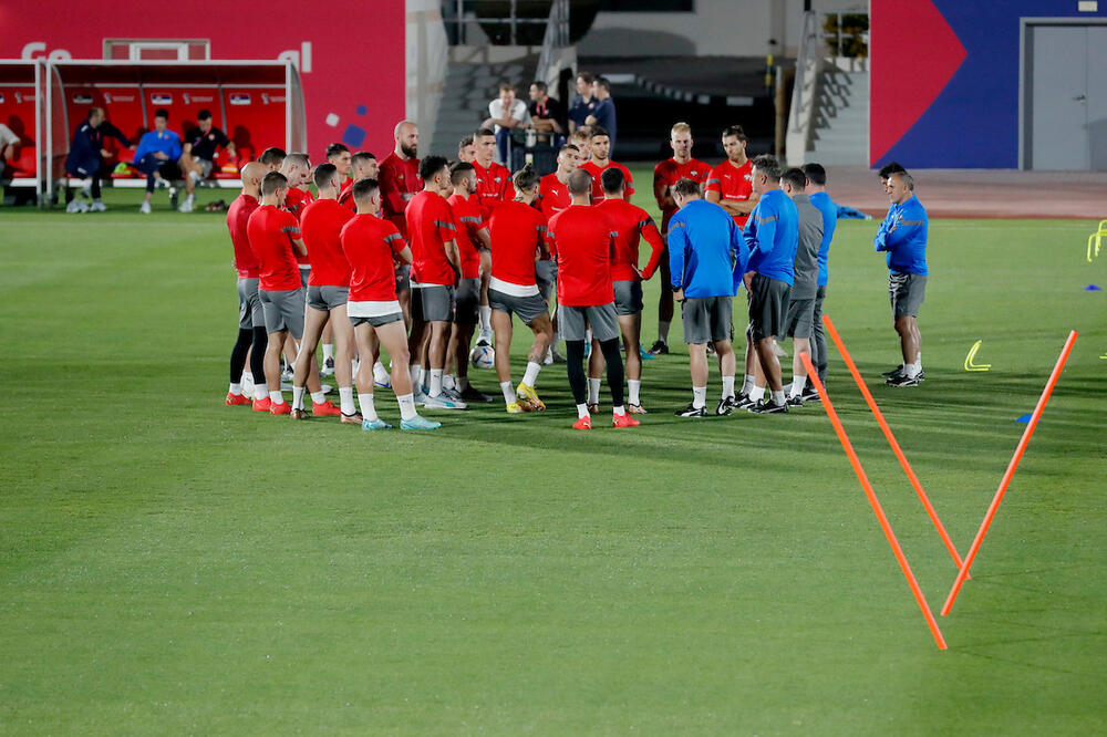 PIKSIJEV GOVOR OD 20 MINUTA POSLE BRAZILA! Selektor okupio igrače na centru, na kraju usledio i aplauz (FOTO)