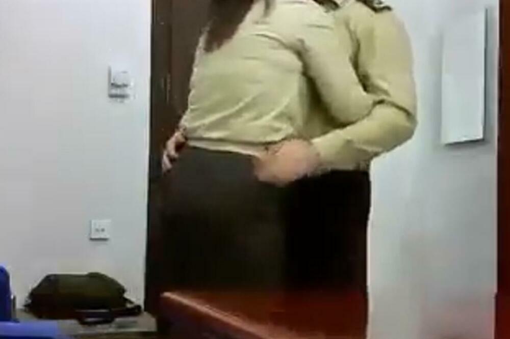 ISPLIVAO SKANDALOZAN SNIMAK PUKOVNIKA: U kancelariji DOHVATIO koleginicu, sve je PROCURILO (VIDEO)