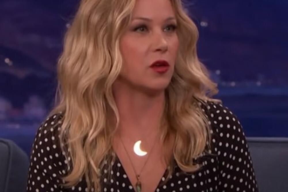 POZNATA GLUMICA TEŠKO BOLESNA: Jedva stoji, više ne može da nosi obuću, DIJAGNOZA NIJE DOBRA