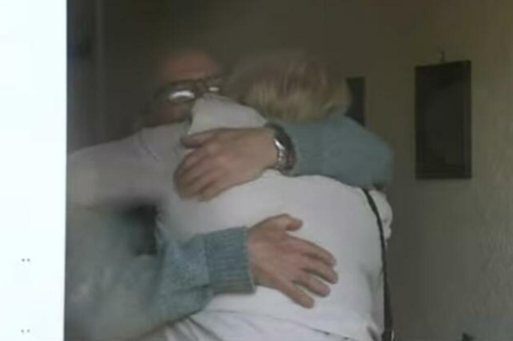 ŽENA PODELILA SLIKU IZ DETINJSTVA NA FEJSBUKU, USLEDIO JE ŠOK: Kada ga je videla, nije znala šta ju je snašlo!