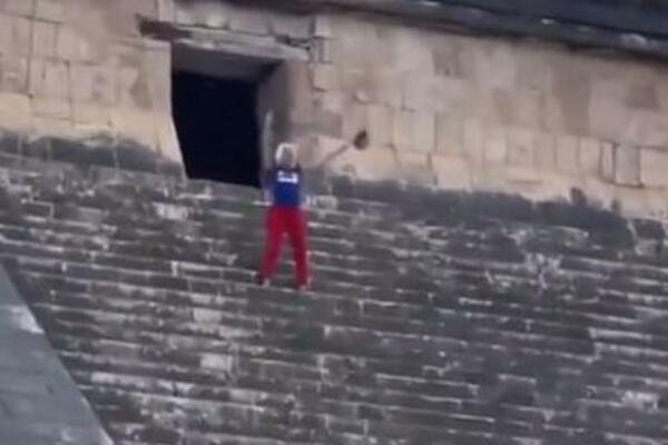 RUGALA SE ISPRED HRAMA U JARKOCRVENIM PANTALONICAMA: Ono što je usledilo ZAPAMTIĆE DO KRAJA ŽIVOTA! (VIDEO)