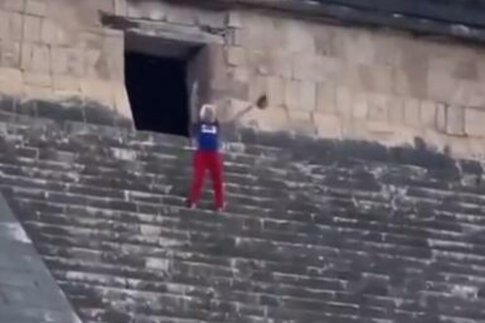 RUGALA SE ISPRED HRAMA U JARKOCRVENIM PANTALONICAMA: Ono što je usledilo ZAPAMTIĆE DO KRAJA ŽIVOTA! (VIDEO)