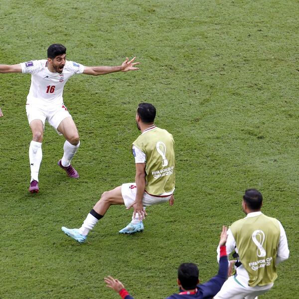 "ZA MNOGE STE HEROJI, ZA MENE PRIMER"! Bufon se POKLONIO fudbalerima Irana (FOTO)