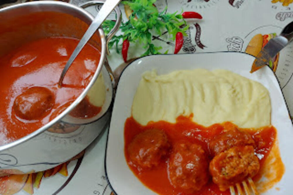 BAKA PODELILA RECEPT ZA SOČNE ĆUFTE U PARADAJZ SOSU: Bez OVOG SASTOJKA više ih NEĆETE SPREMATI (VIDEO)