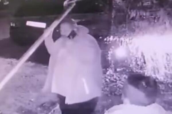 JEDNOM RUKOM TELEFONIRA, DRUGOM LOMI RAMPU? Snimak sa Novog Beograda RAZBESNEO narod (VIDEO)