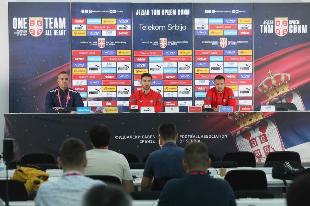 BILO JE PITANJA KOJA NEMAJU VEZE SA FUDBALOM! Provokacija na konferenciji Srbije! (FOTO)
