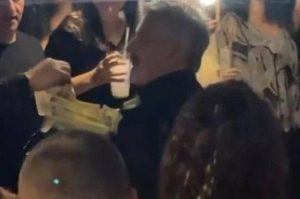 ZA DRAGANA STOJKOVIĆA NEMA KRIZE: Objavljene FOTKE na kojim se vidi kako mu GURAJU PARE, nije znao da su tu KAMERE