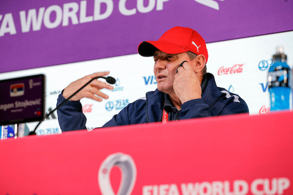 SELEKTOR DOBIO NEZGODNO PITANJE! Novinare je zanimao njegov stav oko sporne zastave!