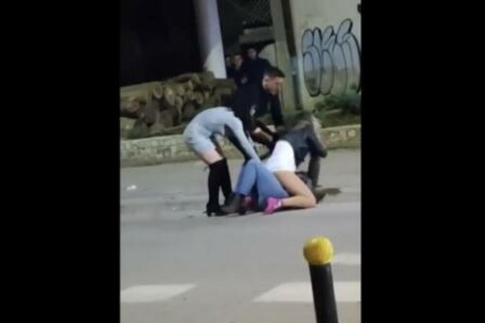 BRUTALNA TUČA U CENTRU VRANJA: Devojke se valjaju po ulici, JEDNA DAVI DRUGU, ne mogu da ih RAZVOJE (VIDEO)