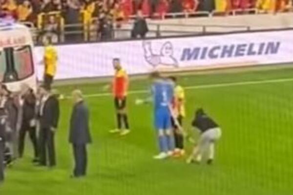 NAVIJAČ ULETEO NA TEREN I KORNER ZASTAVICOM IZLEMAO GOLMANA: Pa, ovo nema nigde! (VIDEO)