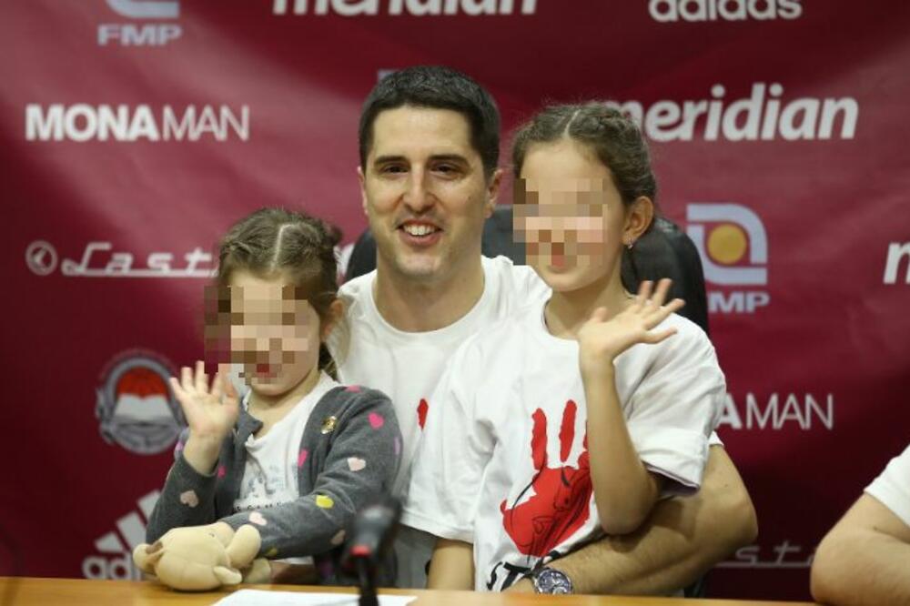 KAPA DOLE, CARE! Trener FMP-a izašao sa ćerkama na konferenciju, a razlog je OSVEŠĆUJUĆI! (FOTO)