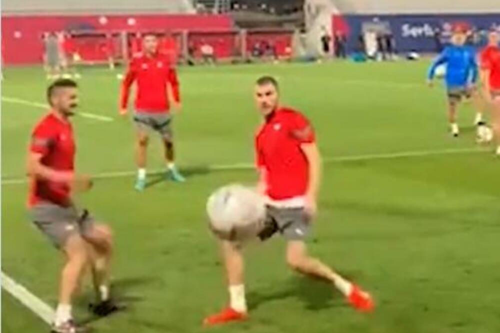 KAKVA SCENA NA TRENINGU SRBIJE: Defanzivac nokautirao kamermana, oglasila se FIFA: "Naše molitve su uz tebe!" VIDEO