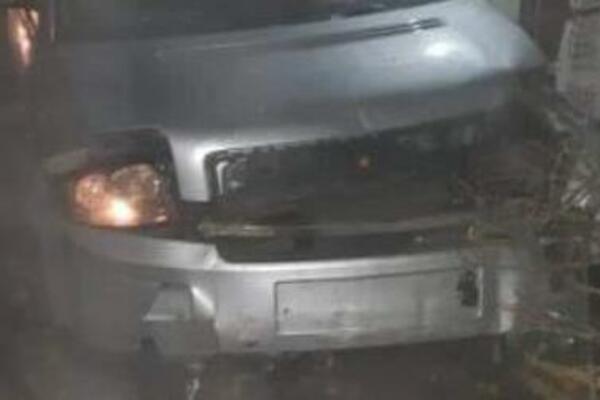 ULETEO AUDIJEM U DVORIŠTE PORODIČNE KUĆE U SMEDEREVSKOJ PALANCI: Auto smrskan, napravio KARAMBOL!