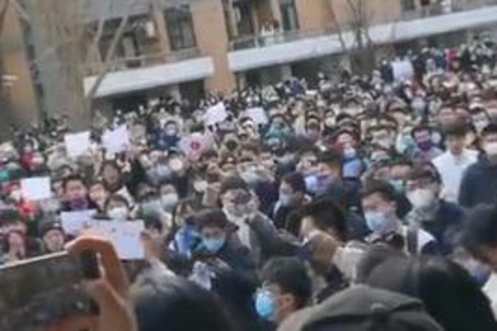 STOTINE KINEZA IZAŠLO NA ULICE, U RUKAMA DRŽALI PRAZNE LISTOVE PAPIRA: Otkrivena MISTERIJA simbola protesta (VIDEO)