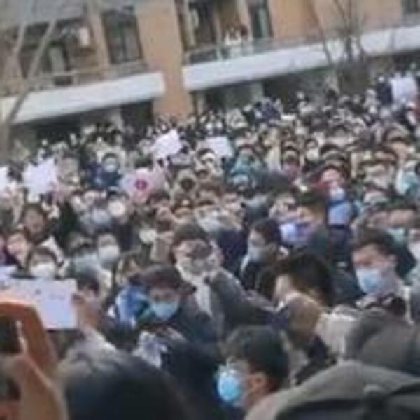 STOTINE KINEZA IZAŠLO NA ULICE, U RUKAMA DRŽALI PRAZNE LISTOVE PAPIRA: Otkrivena MISTERIJA simbola protesta (VIDEO)