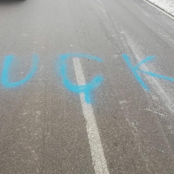 NOVA PROVOKACIJA NA KIM: Grafiti koji veličaju TERORISTIČKU organizaciju UČК ispisani na putu ka Brezovici!