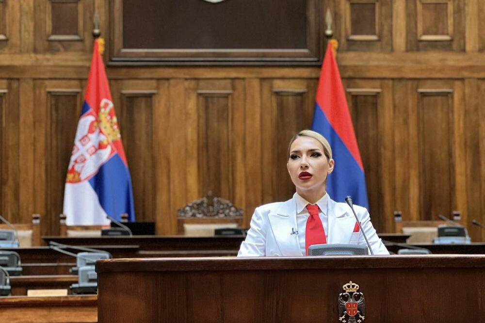 JOVANA JEREMIĆ UŠLA U SKUPŠTINU! Stala za GOVORNICU i digla narod na NOGE: Svi komentarišu SAMO JEDNO, NEVERICA