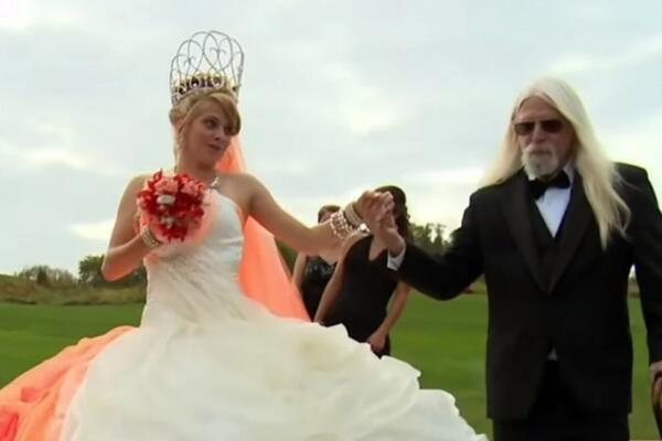 VENČANJE SE PRETVORILO U HOROR: Svekrva NASRNULA na mladu, a reakcija MLADOŽENJE je sve iznenadila! (VIDEO)