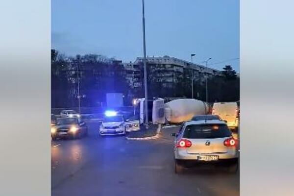 PREVRNUO SE KAMION SA MEŠALICOM: Jeziva saobraćajna nesreća na Medakoviću (VIDEO)