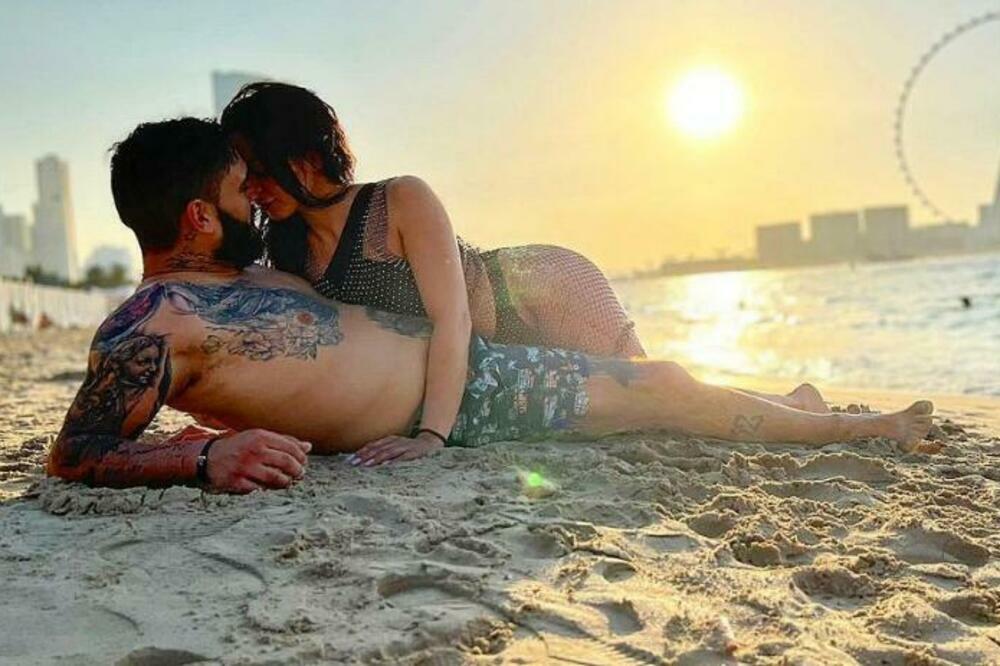 DARKO LAZIĆ NE BIRA MESTO NI VREME: Dohvatio se sa NOVOM RIBOM na plaži usred bela dana FOTO