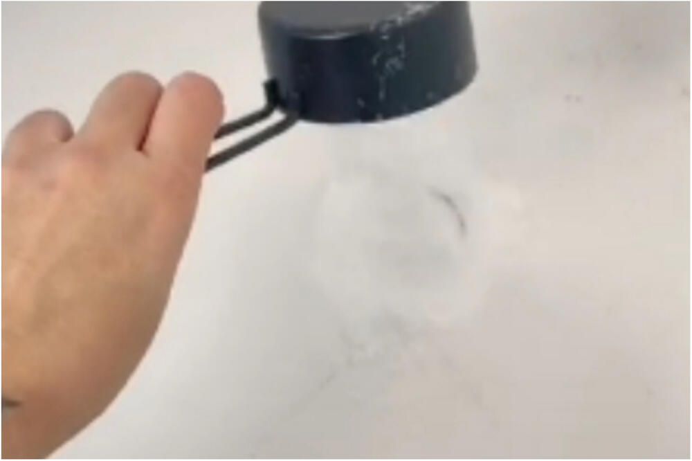 OČISTILA JE KADU SA JEDNIM SASTOJKOM IZ KUHINJE: Nećete verovati o čemu je reč