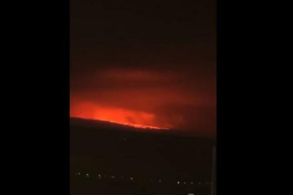 OVAKO JE IZGLEDALA ERUPCIJA NAJVEĆEG AKTIVNOG VULKANA NA SVETU! Crveno svetlo obasjava ostrvo
