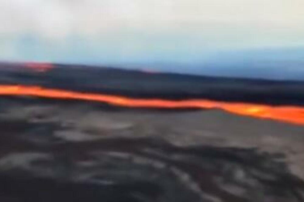 NAJVEĆI VULKAN NA SVETU I DALJE IZBACUJE LAVU,IDE I DO 60 METARA: Pepeo i dim prekrili ostrvo, stiglo i UPOZORENJE