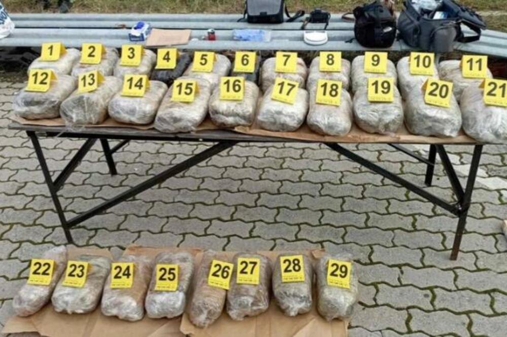 SKORO 32 KILOGRAMA DROGE SAKRAILI U KAMIONU: Na Preševu velika zaplena (FOTO)