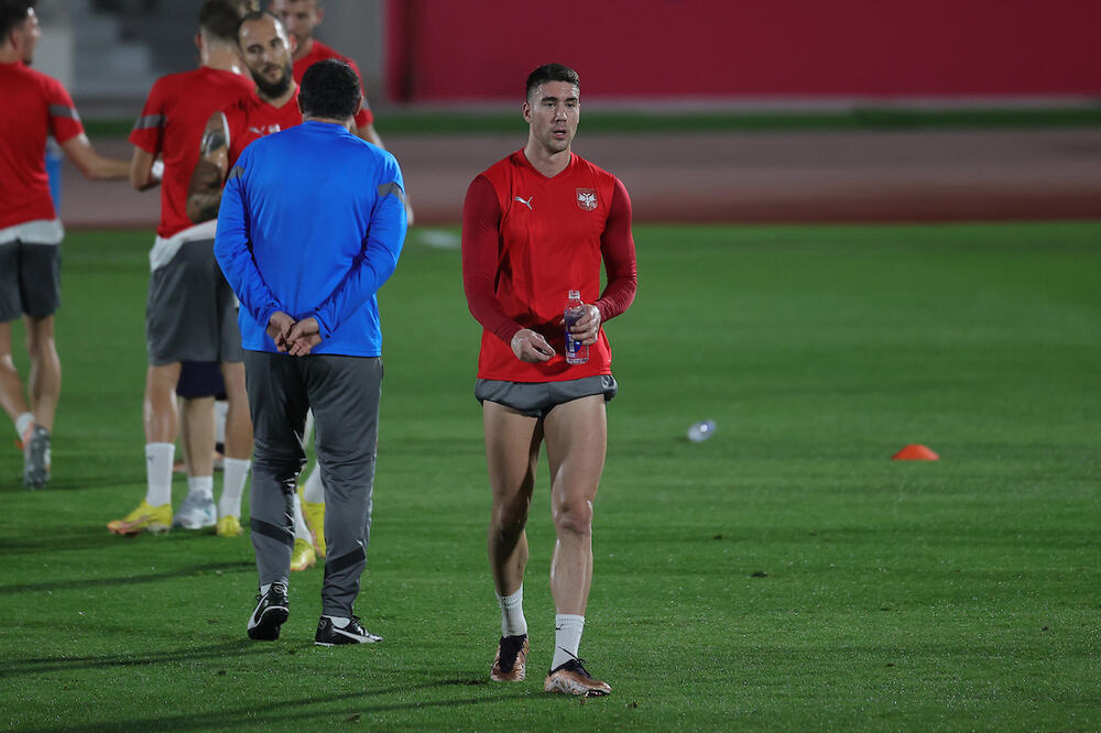 VLAHOVIĆ NESPREMAN? Dušan dokazao suprotno - UKLIZAVANJE kao da je utakmica, a onda MOĆNE MAKAZICE (FOTO)