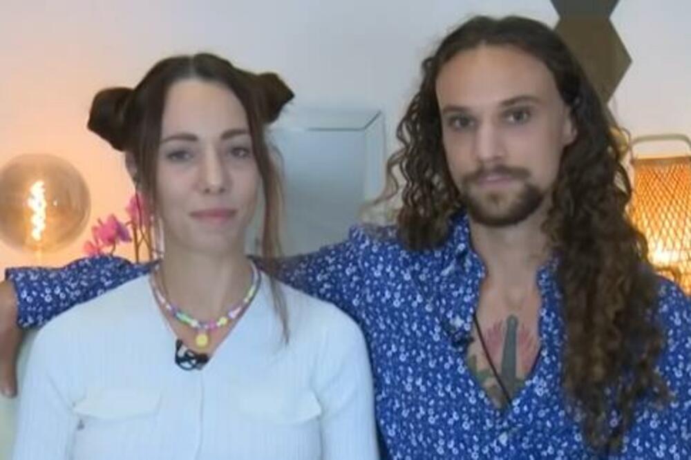 TRETIRA SVOG PATNERA KAO BEBU: Dozvoljava mu da radi OVU STVAR sa NJENIM GRUDIMA, ljudi u NEVERICI (VIDEO)