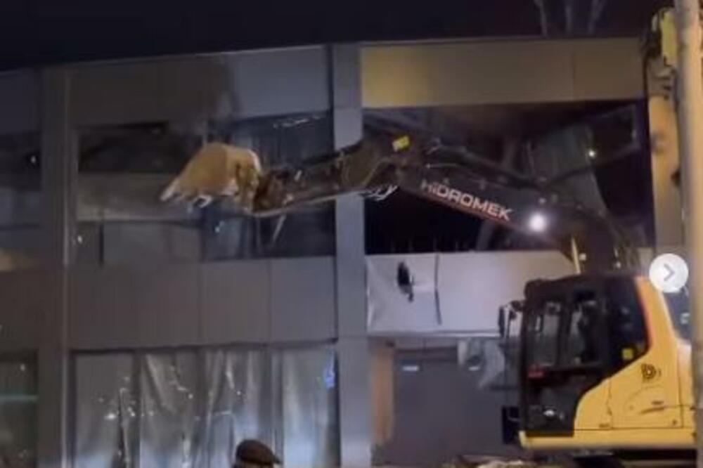 U TOKU JE RUŠENJE RESTORANA KOJI JE PROŠLE GODINE IZGOREO NA NOVOM BEOGRADU: Policija i bager NA TERENU (VIDEO)