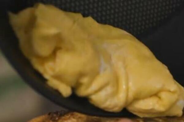DŽEJMI OLIVER PODELIO RECEPT ZA OMLET KOJI SE SPREMA ZA 45 SEKUNDI: Srbi ovu NAMIRNICU OBOŽAVAJU (RECEPT/VIDEO)