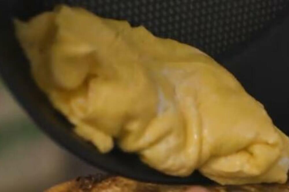 DŽEJMI OLIVER PODELIO RECEPT ZA OMLET KOJI SE SPREMA ZA 45 SEKUNDI: Srbi ovu NAMIRNICU OBOŽAVAJU (RECEPT/VIDEO)