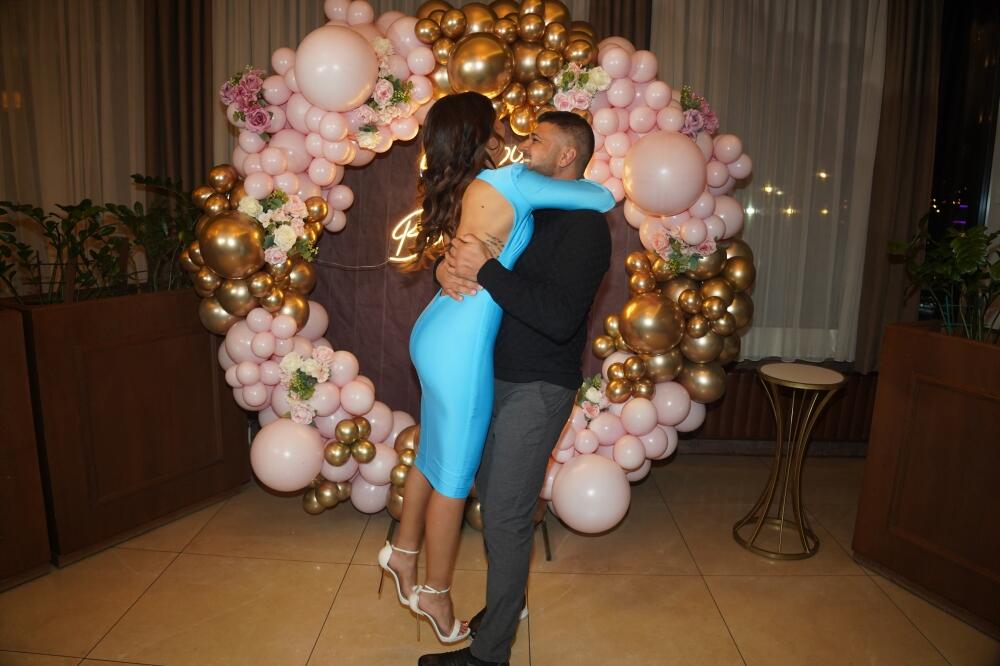 PRELEPE VESTI U DOMU SRPSKE PEVAČICE I MILIONERA: Svi živi čestitaju, TAKO SE TO RADI!