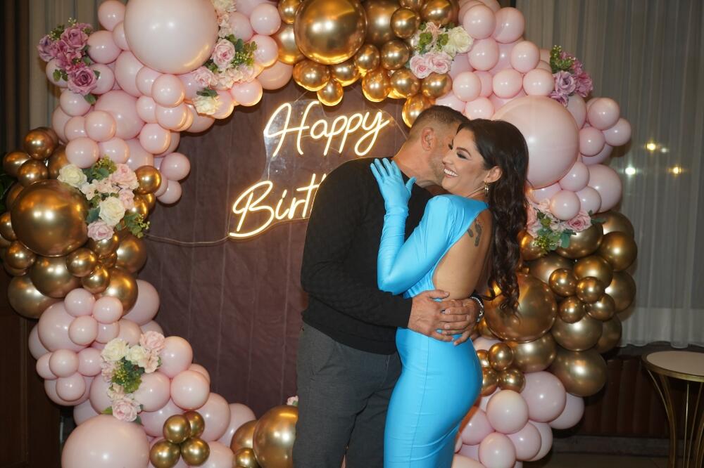 NADICA ADEMOV IZAŠLA IZ PORODILIŠTA: Evo ko je došao po nju i BEBU, ovaj čovek je danas NAJSREĆNIJI