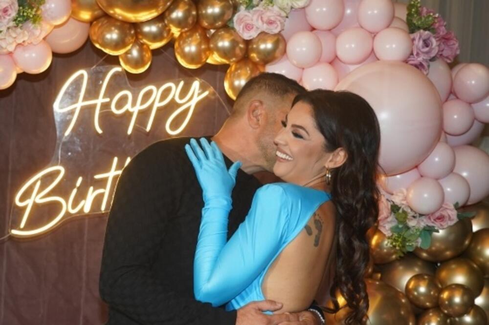 NAŠA PEVAČICA UŽIVA U VEZI SA NEMAČKIM MILIONEROM: Roditelji je se ODREKLI zbog STARIJEG MUŠKARCA, a onda OBRT