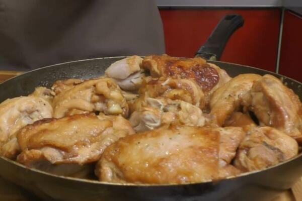 RUSKI TRIK ZA NAJSOČNIJE BATAKE POMOĆU 1 NAMIRNICE: Recept kojim je oduševljeno 3 miliona ljudi, a jako je JEFTIN!