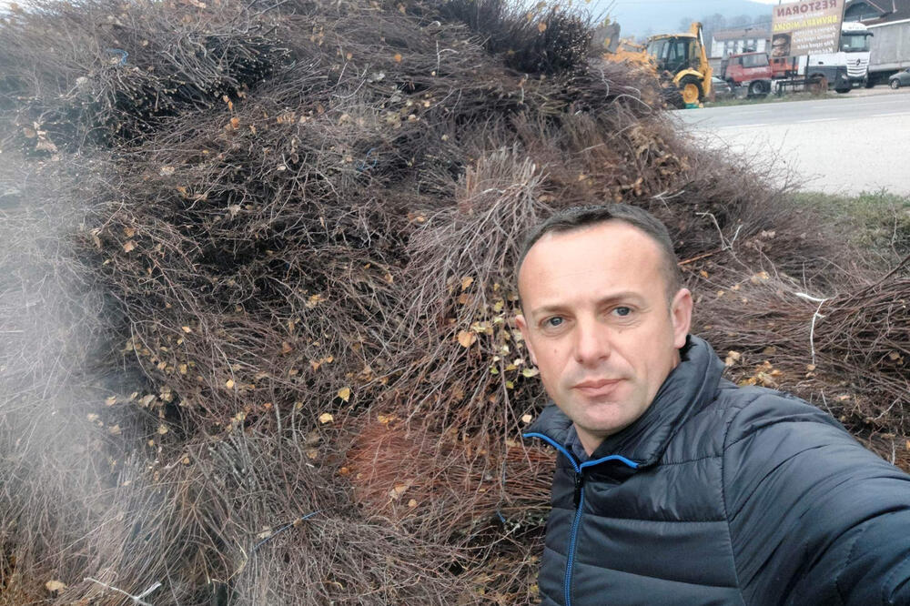 IMA POSLA KO HOĆE DA RADI, DNEVNICA TOKOM ZIME IDE I DO 80 EVRA: Njegoš se bavi neobičnim poslom, GENIJALNO! (FOTO)