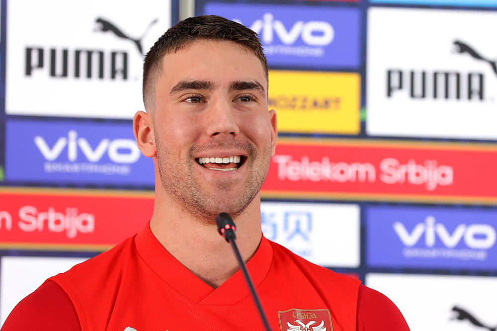 TO VRAĆA VLAHOVIĆU OSMEH NA LICE: Napadač Srbije podelio fotografiju, našao se u najboljem društvu! (FOTO)