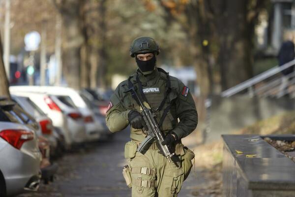 ŽANDARM, STUDENT I POTRČKO MU UZELI 100.000 EURA: Biznismen isprskan biber sprejom pa pretučen u naselju u BEOGRADU