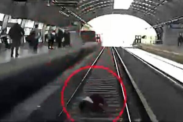 VIDEO GLEDATE NA SOPSTVENU ODGOVORNOST, SLEDIO JE SVE: Čovek pada na šine, voz dolazi, a onda ŠOK NAD ŠOKOVIMA