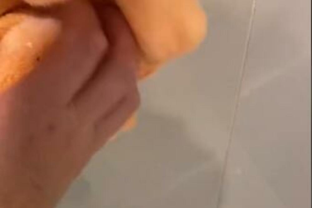 ČISTAČICA OTKRILA TRIK ZA ČIŠĆENJE TUŠ KABINE ZA KOJI NISMO ZNALI: Pogledajte kako ispada KAMENAC (VIDEO)