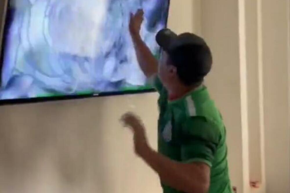 MEKSIKANCI BOLJE DA SE NE VRAĆAJU KUĆI: Navijač skroz poludeo, izvadio NOŽ da iskali bes! (VIDEO)