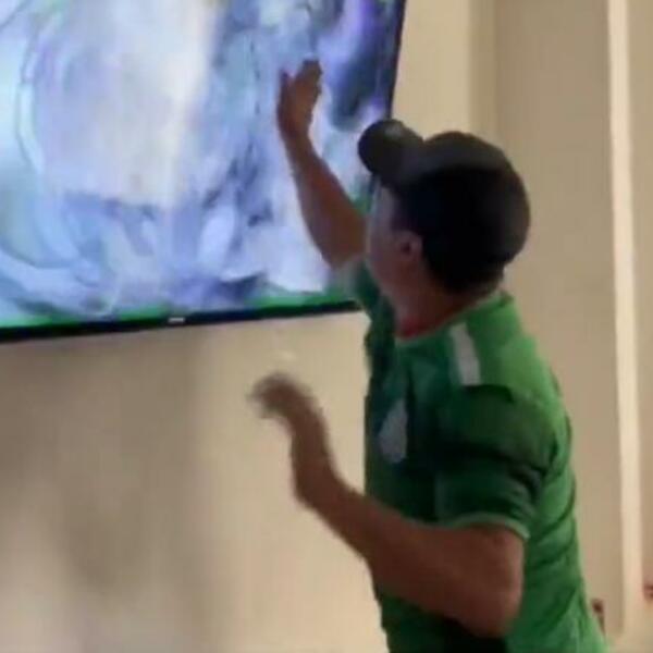 MEKSIKANCI BOLJE DA SE NE VRAĆAJU KUĆI: Navijač skroz poludeo, izvadio NOŽ da iskali bes! (VIDEO)