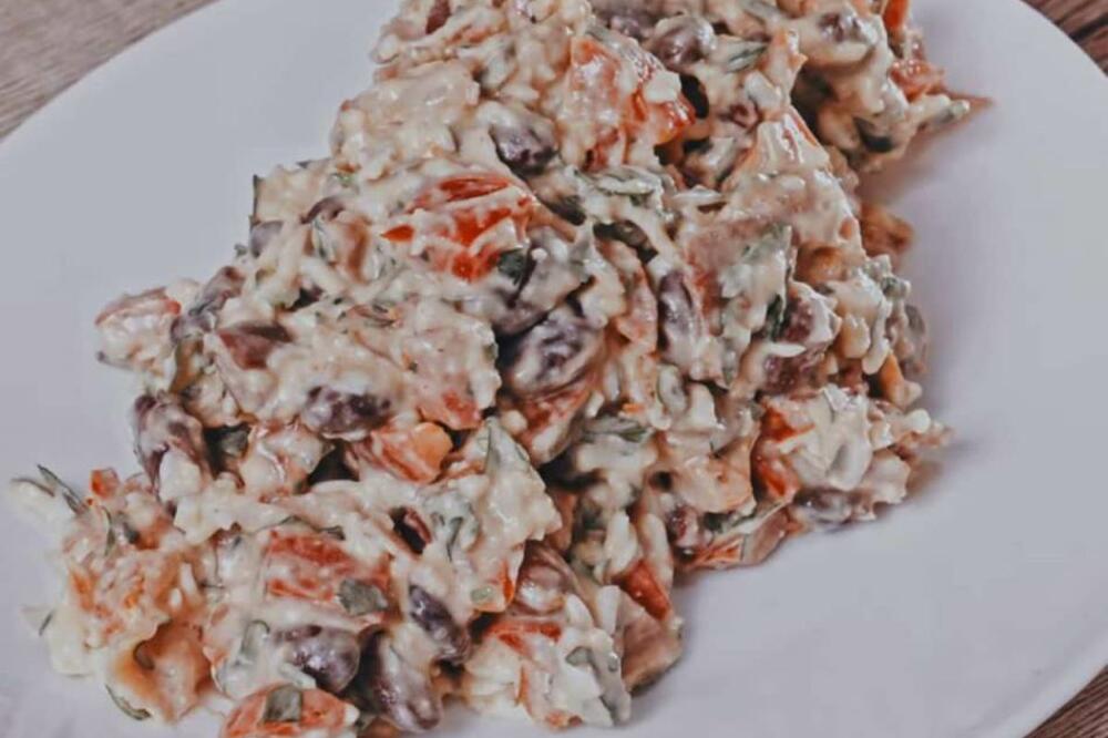 UMESTO RUSKE, NAPRAVITE SOČNU NOVOGODIŠNJU SALATU ZA PRAZNIKE: Nema puno sastojaka, a svi su ZDRAVI! (VIDEO)