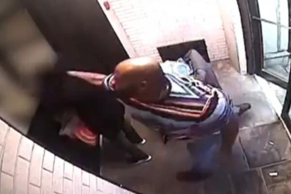 OBORIO JE, GAZIO, PLJUVAO I UDARAO VIŠE OD 100 PUTA: Isplivao snimak BESOMUČNOG NASILJA! (UZNEMIRUJUĆI VIDEO)