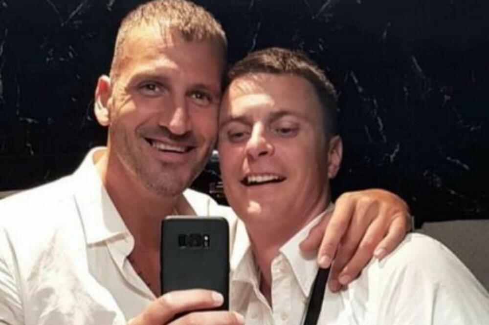 OVAKO IZGLEDA ROĐENI BRAT VUKA KOSTIĆA: Nikad ne biste POVEZALI DA SU ROD, njegova slika IZUVA IZ CIPELA (FOTO)